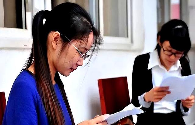 “夫妻双编制，就是穷得很稳定”，过来人直言，家里一人考编足矣