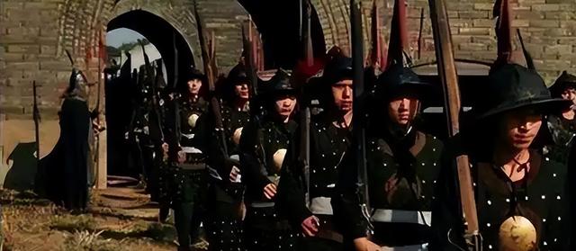 新仇旧恨一起算！日本右翼疯狂扩军，中国一招“钝刀割肉”太解气