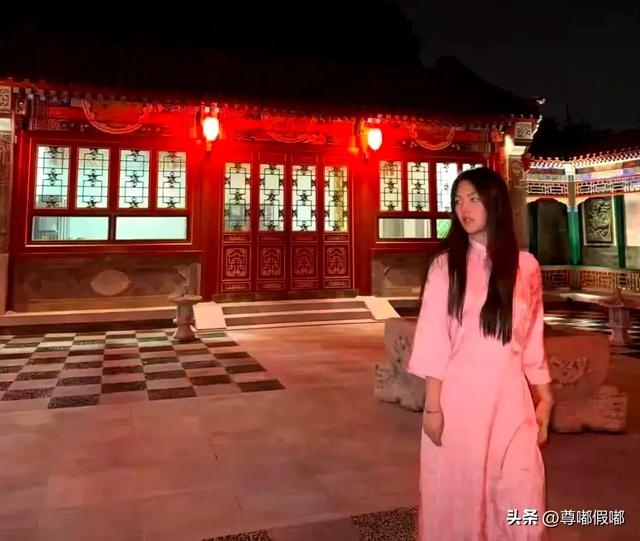 李湘的女儿王诗龄在自家北京小院拍照，配这个色调看上去有点吓人