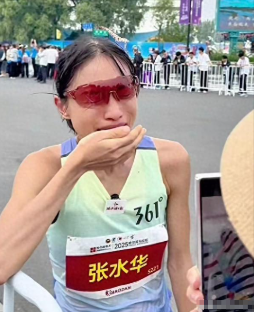 原来我们被骗了！官媒揭最快女护士真实一面，内容披露，家属回应