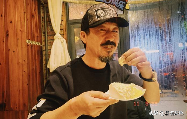 终于熬出头！出道19年没火，如今演《老舅》红了，儿子也为他争光