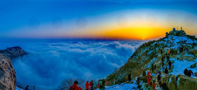 雪霁日出映云海 泰山之巅绘盛景