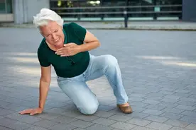 58岁阿姨突发脑梗离世，医生叹息：睡前出现这4种异常，要警惕了图片