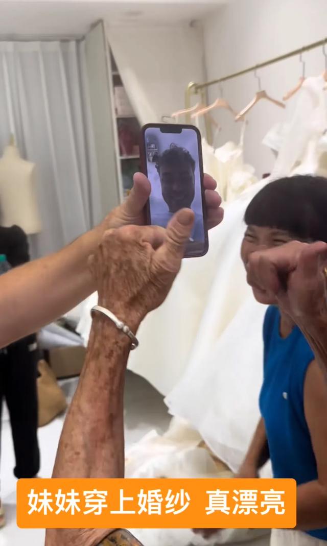 比利时女孩黄楼认亲结束，和养父母去北京旅游，离别前生母后悔了