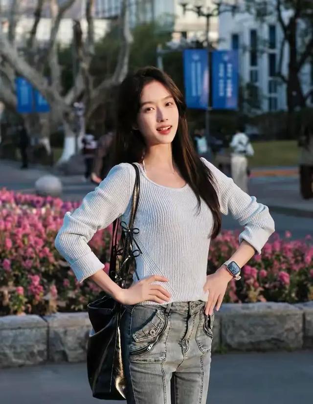 四川大学校花廖雨苇好美，五官精致，倾国倾城，美得让人移不开眼