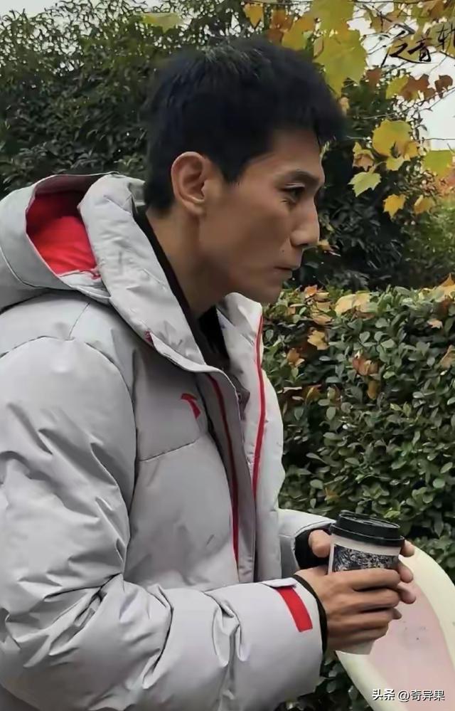 刘烨老的太快了	，和他的外国妻子越来越像