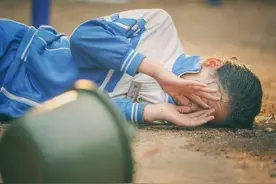 官方通报五年级男生踢打两名女生：因口角纠纷，调查组已介入图片