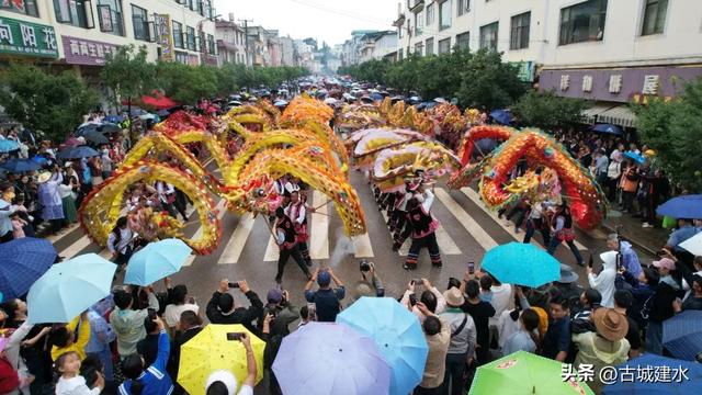 共点篝火、三县狂欢！7.18→8.20！建水、元阳、石屏彝族火把节狂欢指南，每日精彩不重样