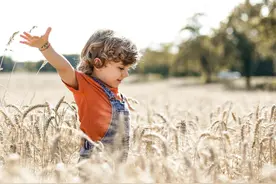 谁带大的孩子更聪明？研究表明：这个人带娃，娃大脑聪明、情商高图片