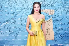 王李丹妮再秀“人间胸器”，网友炸锅：这尺度真的可以？图片