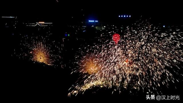 被佛坪王家湾圈粉了！锣鼓迎宾、非遗打铁花… 这仪式感直接拉满！