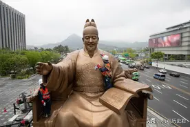 韩国清洗铜像惊现中文，世宗大王咋就成韩国人了？网友犀利评论图片