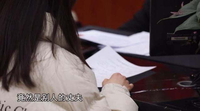 广西厂妹为男友生4孩，十几年后领证时才知：男友有个失踪的妻子