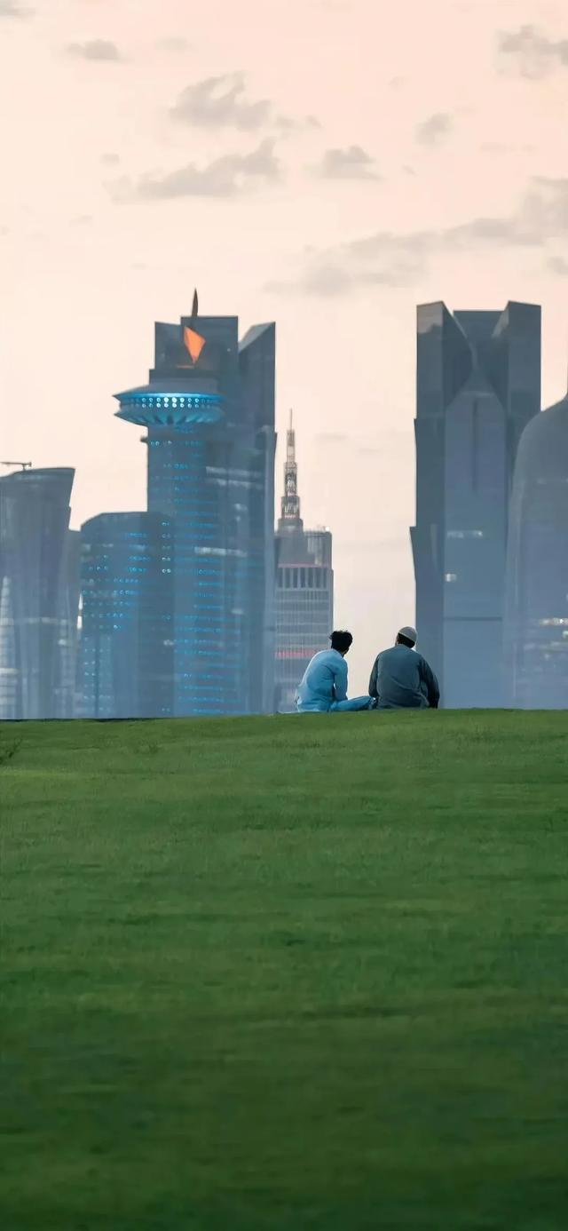今日壁纸-穿梭城市与自然