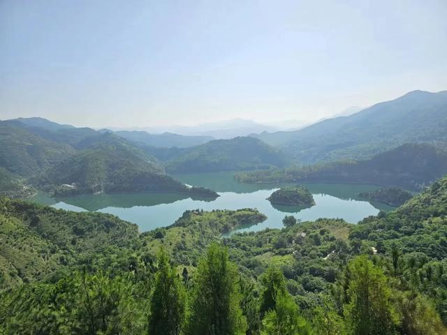 深山藏翡翠秘境！这片山水把夏日浪漫展现