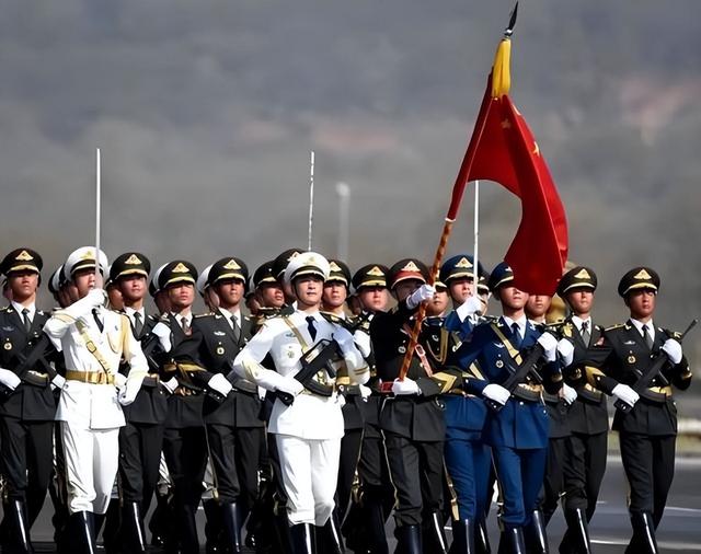 中美差距那么大？张召忠：美国就算一动不动，中国20年也追不上！