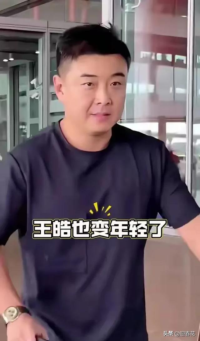 国乒回国抵达北京机场照，王曼昱被老奶奶包围，高远给小粉丝签名