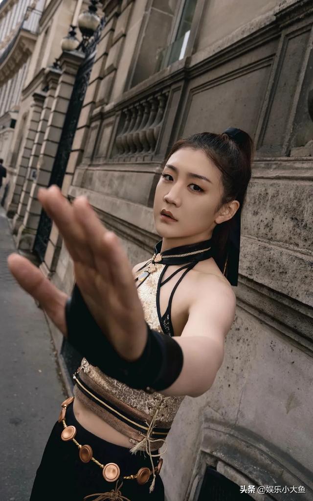陈梦亮相巴黎时装周，一袭挂脖衣性感迷人，梦姐不打球穿衣好大胆