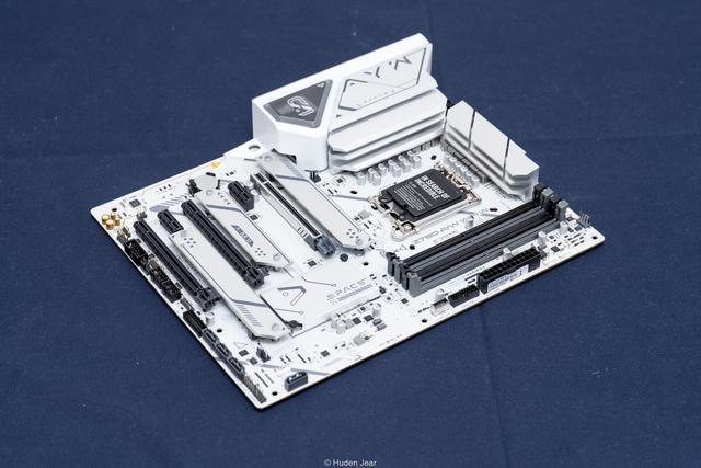 上上代的老i7还在战斗？R7 9700X vs i7 14700KF游戏测试