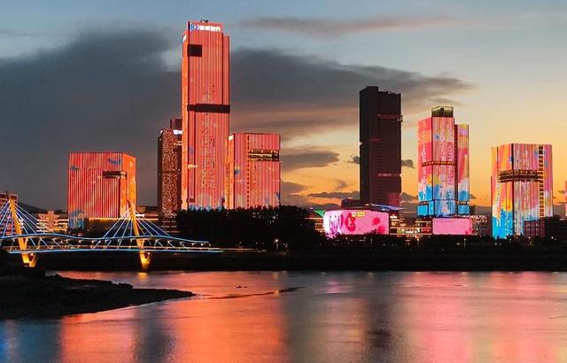 厦门环东之眼景观慢行桥，东西两段横跨西溪入海口，全长约769米