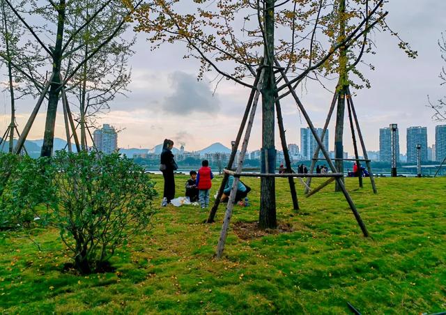 带娃圣地+1，射洪这个新广场好安逸！