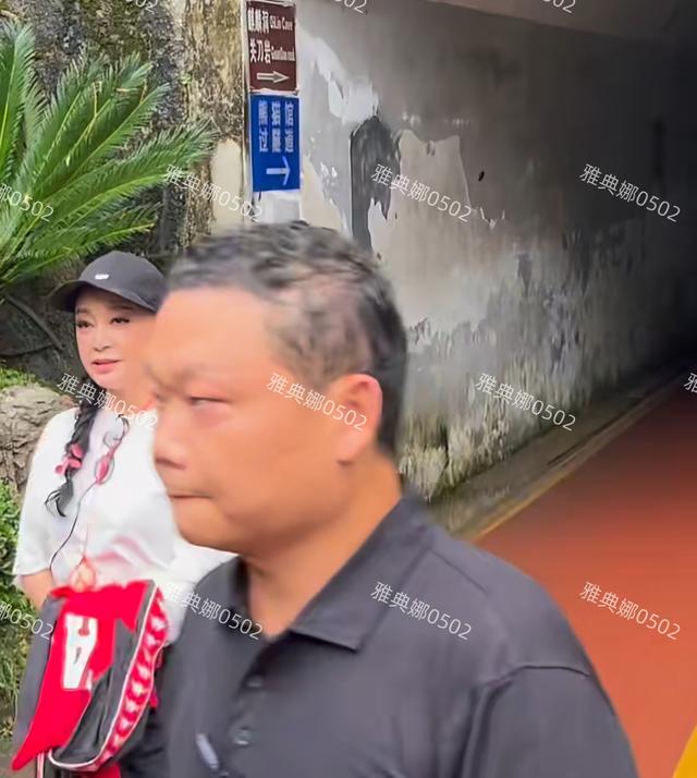 刘晓庆70的年纪18的打扮宁静矮黑胖，夕阳红老年团硬夸成一路繁花