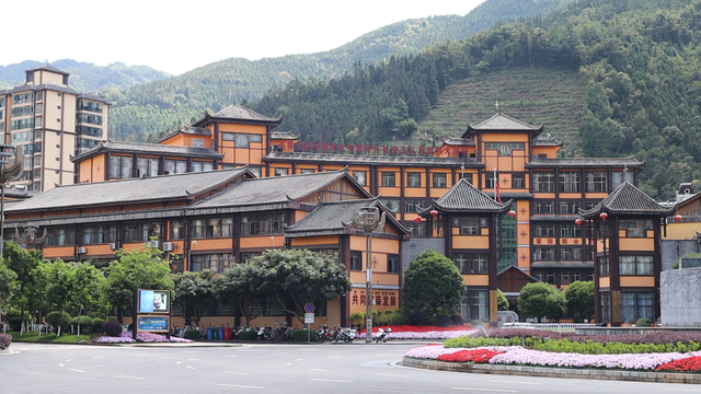 云南宝藏森林城市，温泉瀑布，苗寨古村，昆明动车直达