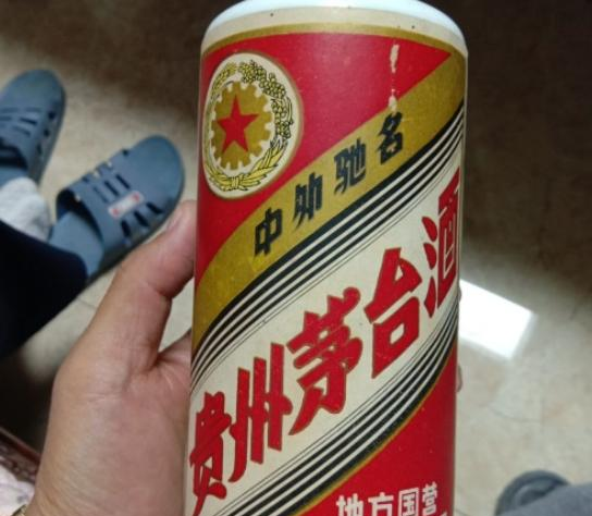 江苏一5旬保姆，捡走主家8个茅台瓶，拿到烟酒店竟卖出“天价”
