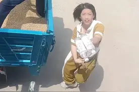 残疾女子烈日下送水，收割机大哥免收麦费用，网友热议，投桃报李图片