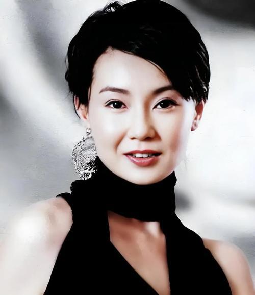 苹果肌肿胀，脸部馒化，60岁张曼玉近照曝光，不老女神滤镜稀碎