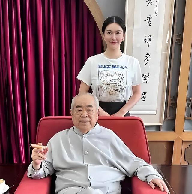 范曾好友透露内斗原因，继子继承北京房产，晒全家福挑衅亲女儿