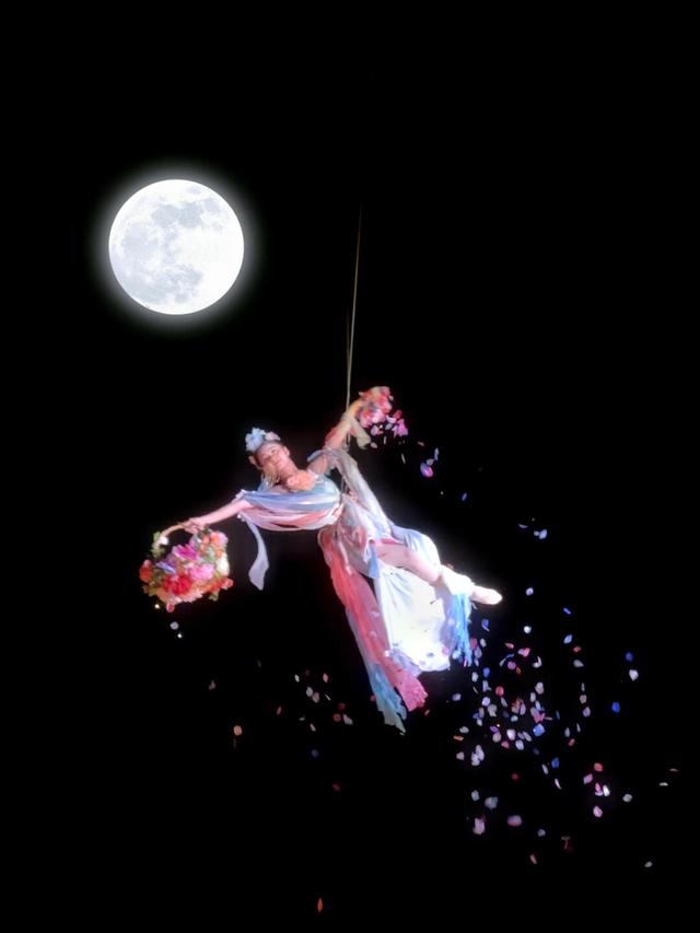 洛阳“天女散花”美上热搜，现场游客挤爆古城！