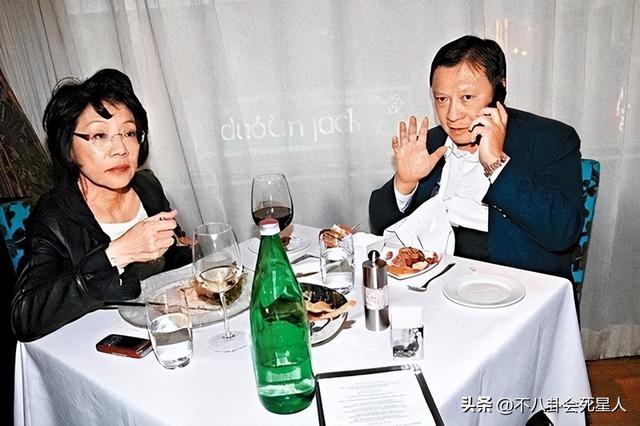 香港四大家族没落：李嘉诚父子撤退，郑裕彤儿子负债李兆基家躺平