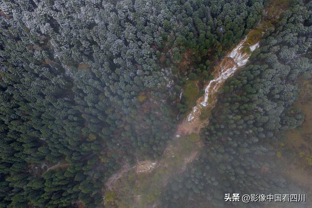 四川牟尼沟：扎嘎瀑布引客来