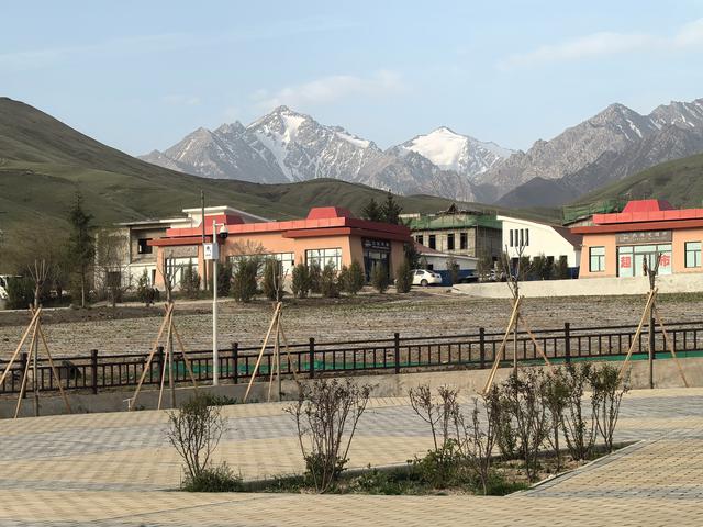 肃南巴尔斯雪山，裕固族的圣山，盘旋山路几十公里才能到达观景点
