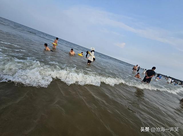 沙滩，阳光，人群，涛声，乐趣，混为一体，这才是暑期的快乐