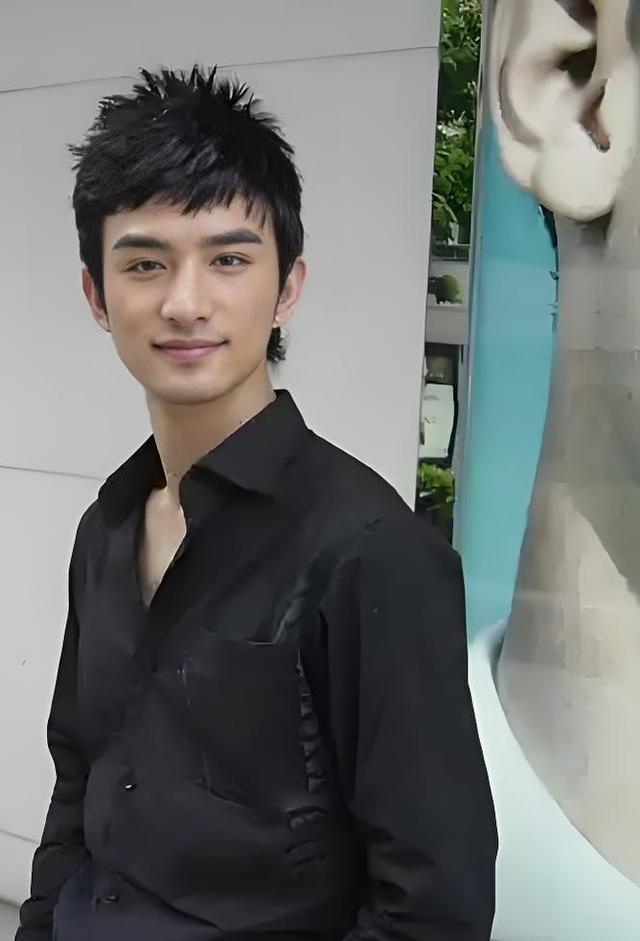 06年参加加油好男儿的张晓晨帅气自信迷人如今变成成熟稳重男人。