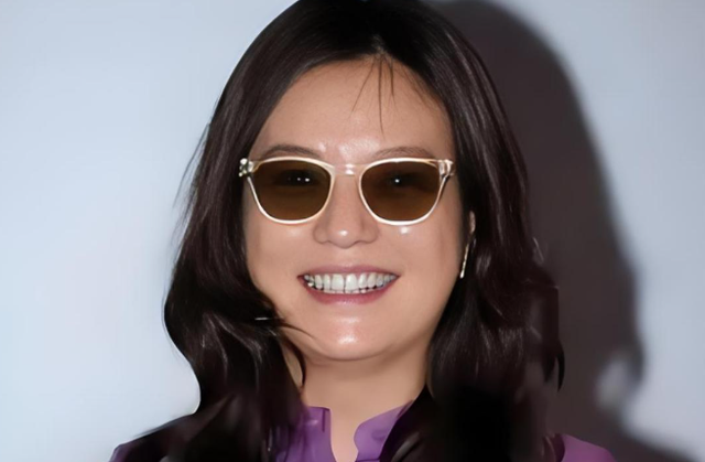 落毛的凤凰不如鸡？前途尽毁、家也散了，但好在赵薇还有一个靠山