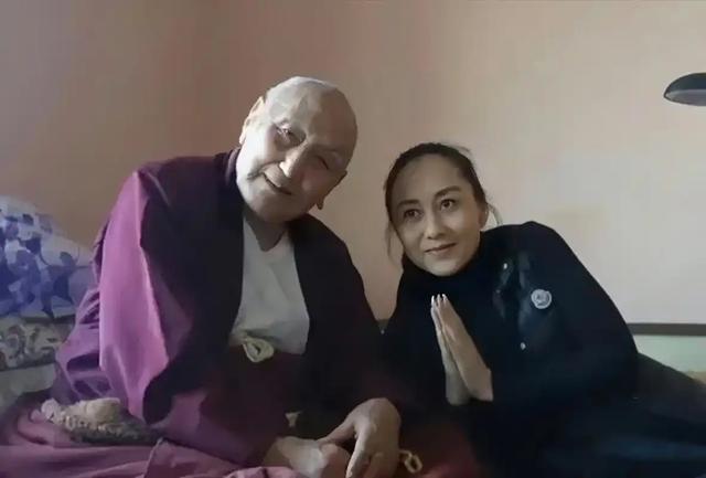 同样是李连杰的女人，64岁黄秋燕和63岁利智对比，简直天差地别