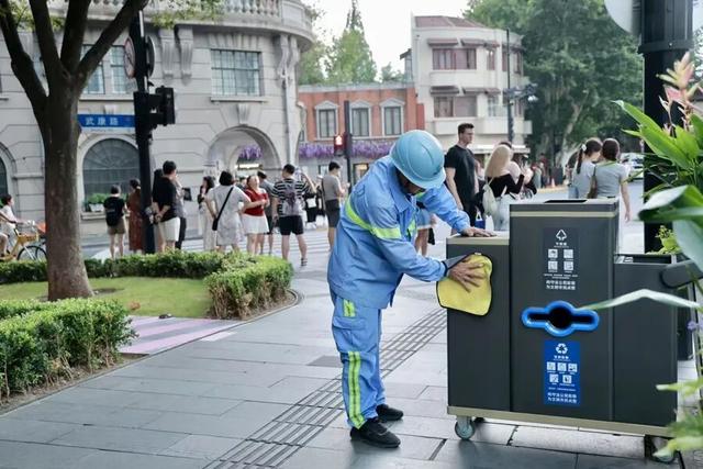 上海街头，垃圾箱报警！网红打卡点，每天冒出1.5吨垃圾...如何满足游客边走边吃边扔的需求？
