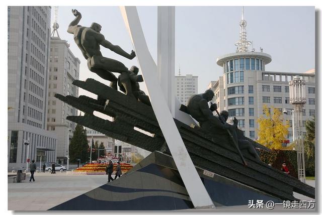 漫步丹东鸭绿江畔，可以隔江望见对岸的朝鲜