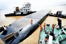 2006年江苏船沉底2天，捞起来竟然还有声音！救援吓出一身冷汗！图片