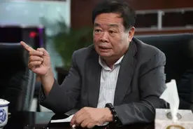 曹德旺当合资公司董事长，送了总监几箱红酒，总监开始调查曹德旺图片