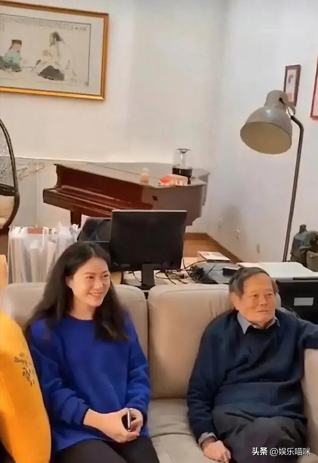 她28岁赌上一切跟了大54岁杨振宁，21年后，这场豪赌结局如何？