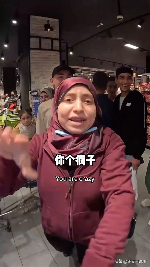 威武！俩中国女生埃及游，与当地5人互殴，完胜后获围观者竖拇指