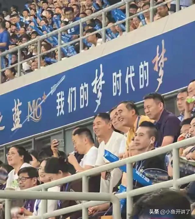 刘强东豪横看苏超！边喝啤酒边扭秧歌，这才是人生赢家！