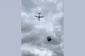 榕江县城洪水阻路，无人机向居民空投2000份盒饭，网友：这才是高科技的意义图片