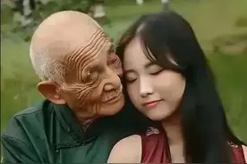 河北23岁女与父母断绝关系也要嫁80岁老人，经常晒两人照片秀恩爱图片