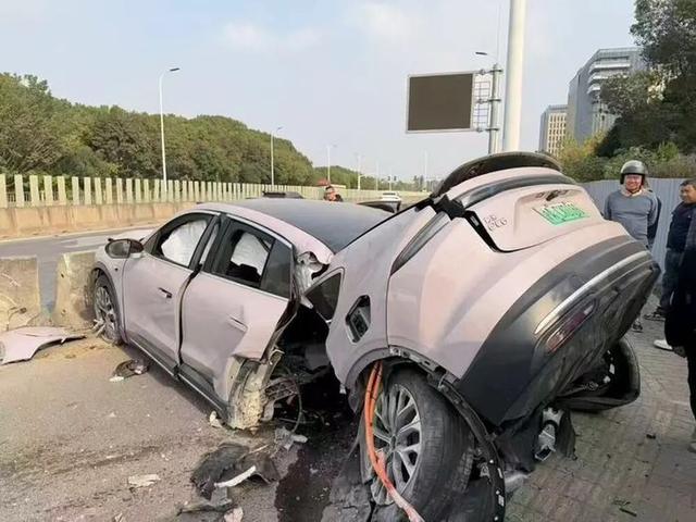 车碎人无恙的奇迹：蔚来EC6极端事故背后的安全双面性