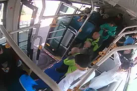 一车热心人！重庆公交车里上演暖心一幕图片